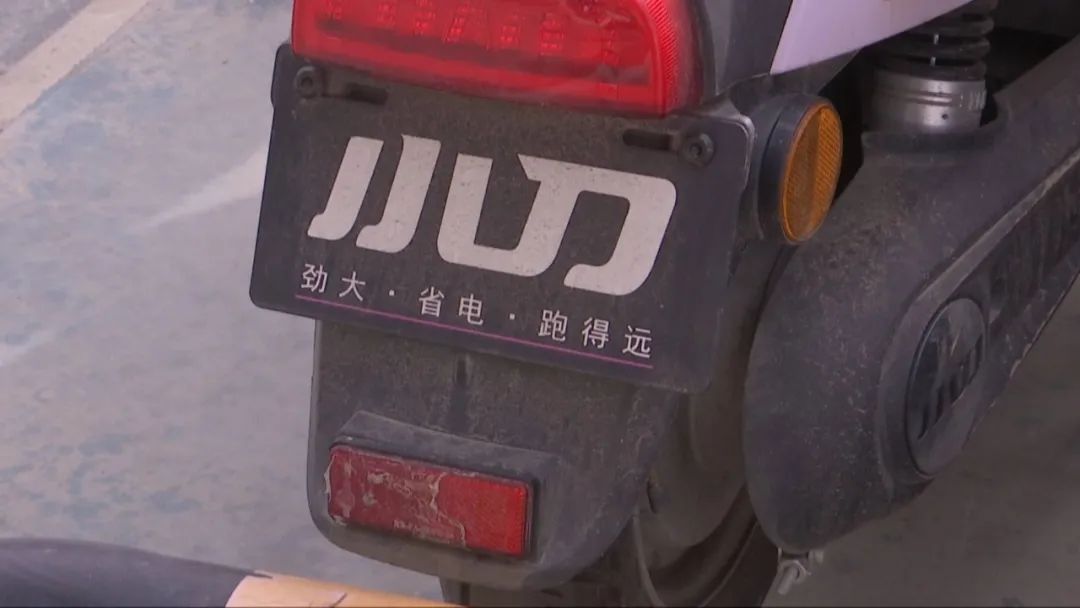 DƬ